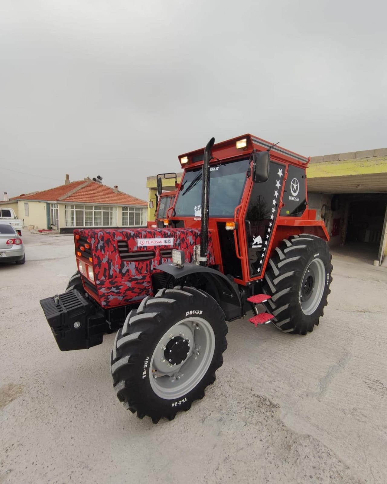 Tümosan 8095 Traktör Kılıfı – Su Geçirmez, UV Korumalı, Tam Uyumlu Branda