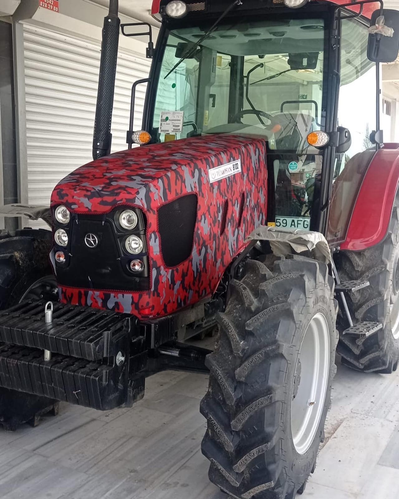 TÜMOSAN 8100 Serisi Traktör Kılıfı – Solmaz, Su Geçirmez & Tam Uyum